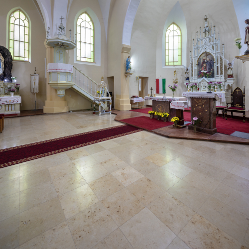 Jura mészkő padlóburkolat<br />
Királyhegyes, Szent Kereszt felmagasztalása templom